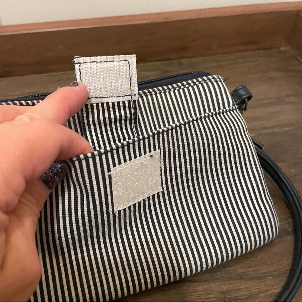 Thirty One Navy Striped Zipper Wristlet w/White Embroidered Flower